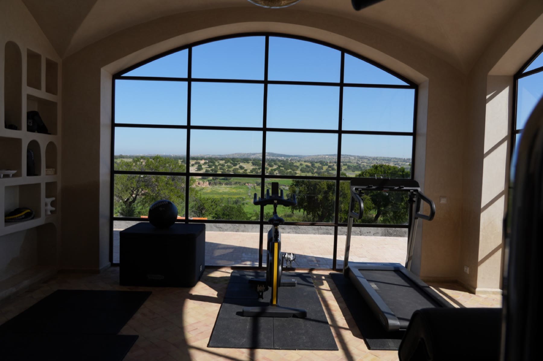 Salle de sport ouverte sur la campagne