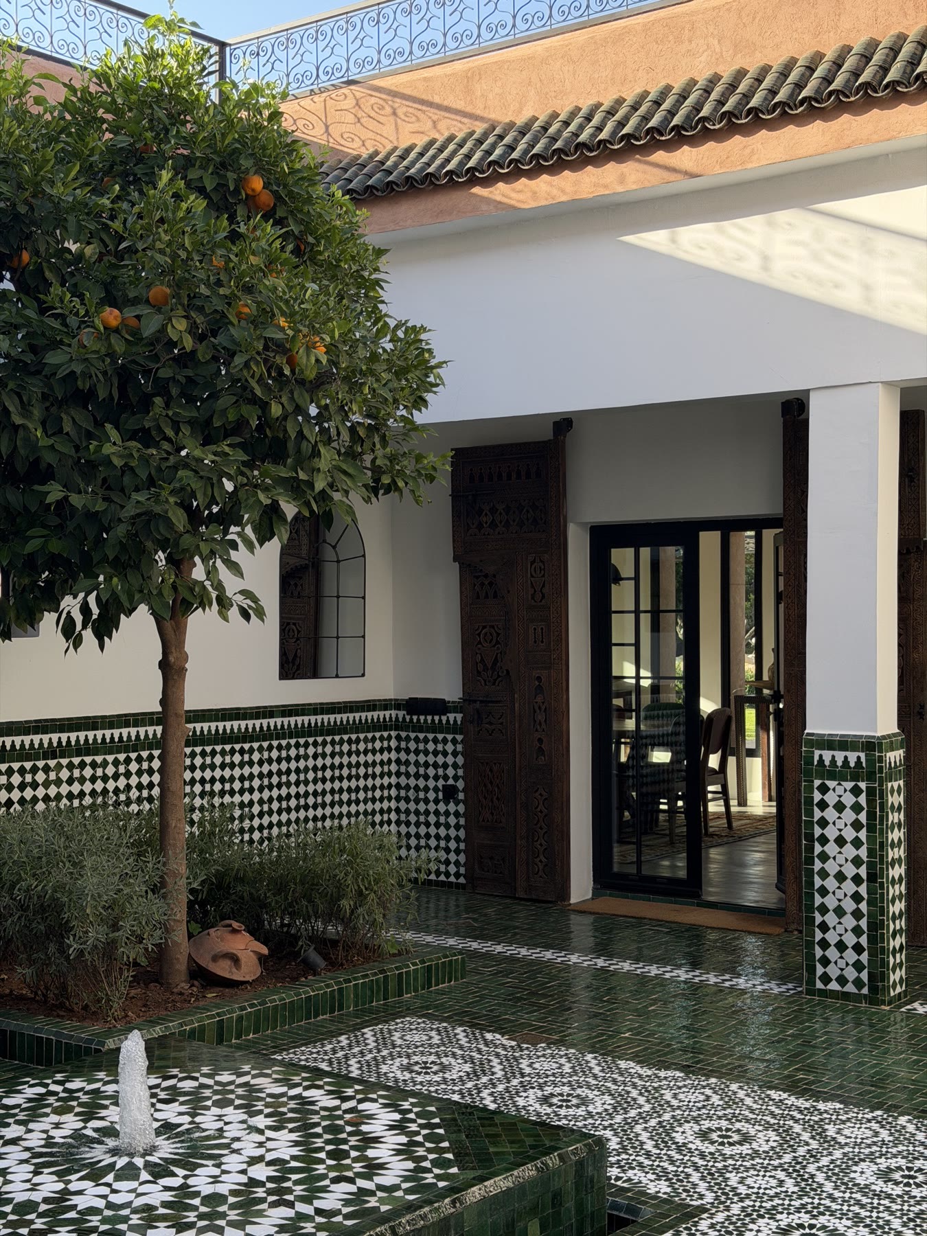 Patio en zellige et oranger